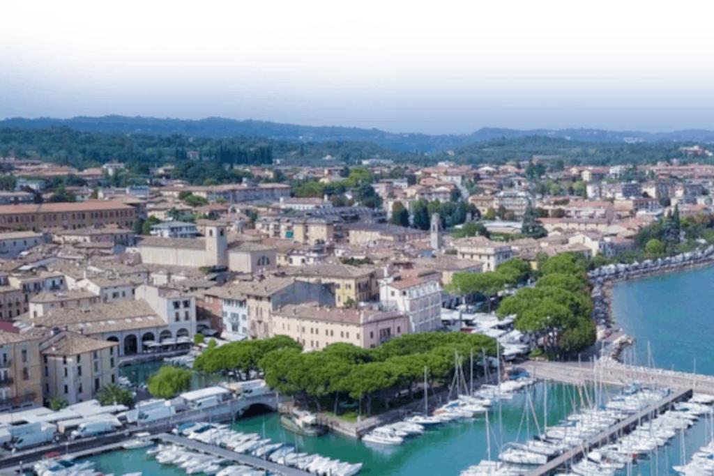 شقة Attico In Piazza Matteotti ديسينسانو ديل غاردا المظهر الخارجي الصورة